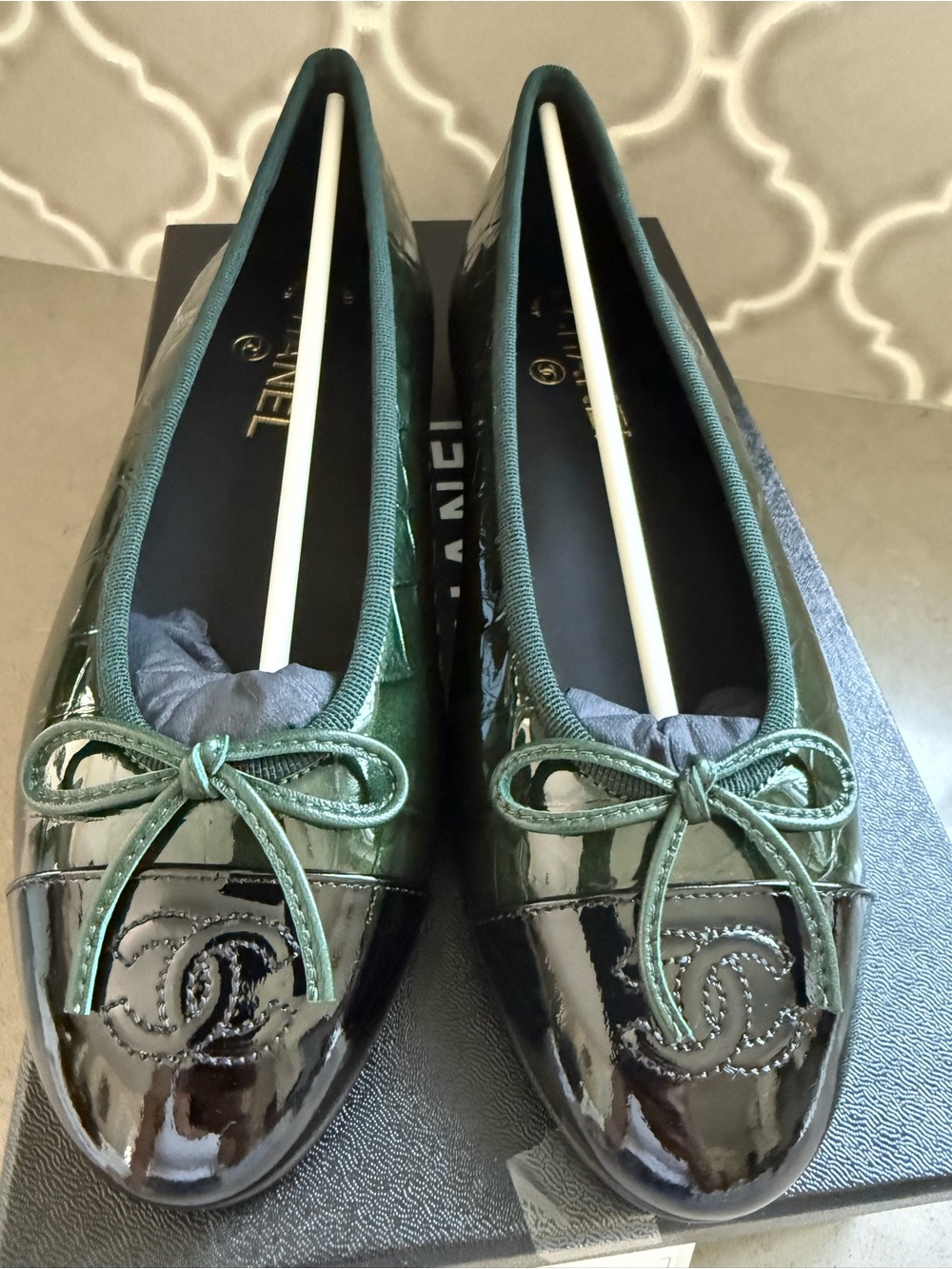 BNWT Chanel 26A Croc Embossed Patent DK Green/Black Ballet Flat Size 37.5 - Picture 4 of 11